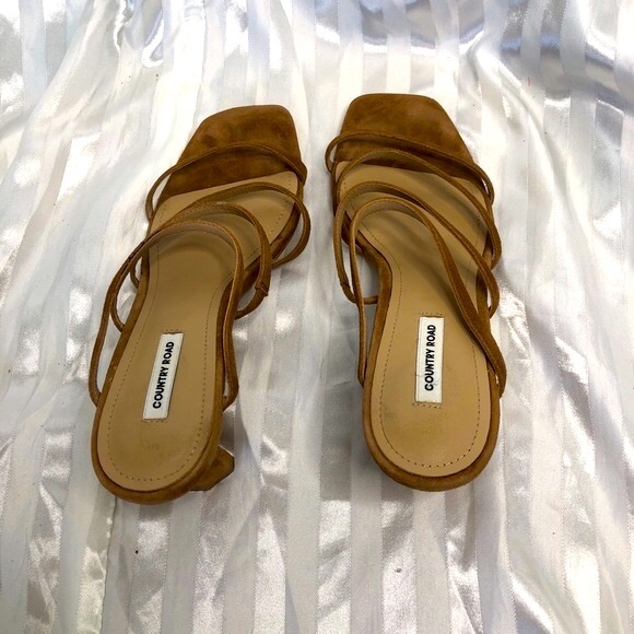 NEAR NEW COUNTRY ROAD Size 39 Tan Suede Cuban block heels - Picture 10 of 10